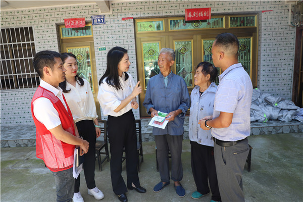 2023-8-31 貴州環(huán)交所黨支部、壩上村黨支部、貴陽產(chǎn)控集團(tuán)金融務(wù)鏈上企業(yè)黨支部聯(lián)合開展主題黨日活動(dòng)6.jpg