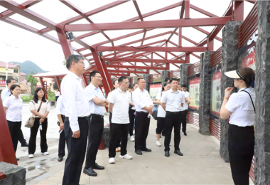 聯(lián)合黨建聚人心 創(chuàng)新舉措話發(fā)展——貴州陽光產(chǎn)權(quán)交易所第一黨支部、安順市公共資源交易中心黨支部與黃桶街道后寨村黨支部聯(lián)合開展主題黨日活動