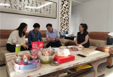 深化家企“廉”動  弘揚廉潔清風——貴州陽光產(chǎn)權交易所黨委節(jié)前開展廉政家訪